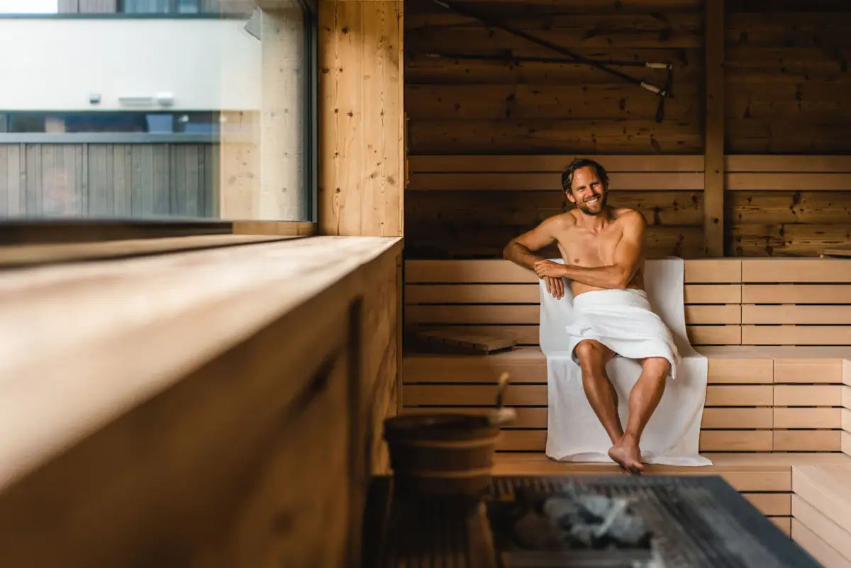 Sauna Een man zit in een sauna.