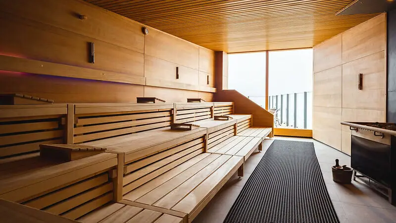 Houten bank in een sauna