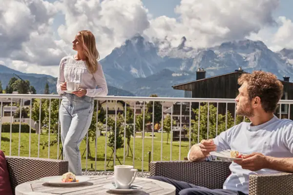 Terras Een man en een vrouw op een balkon.