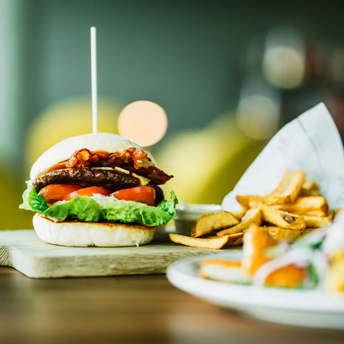 Hamburger met friet Burgers en friet op een houten plank