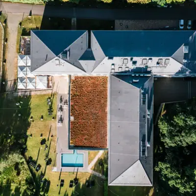 aja Bad Saarow Een gebouw met een buitenzwembad en een grasveld.