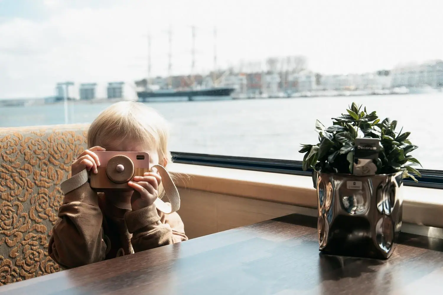 Een kind houdt een camera vast.