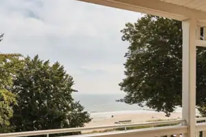 Een terras met stoelen en een tafel.