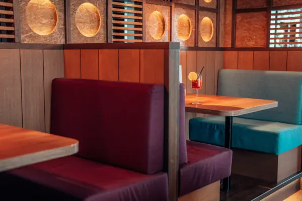 Een tafel en stoelen in een restaurant.