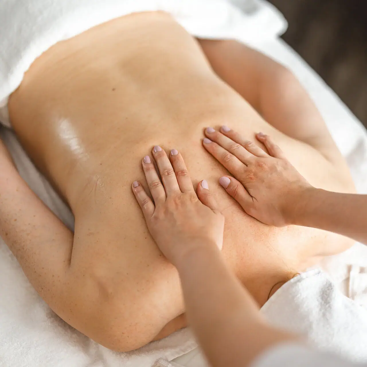 Eén persoon krijgt een rugmassage.