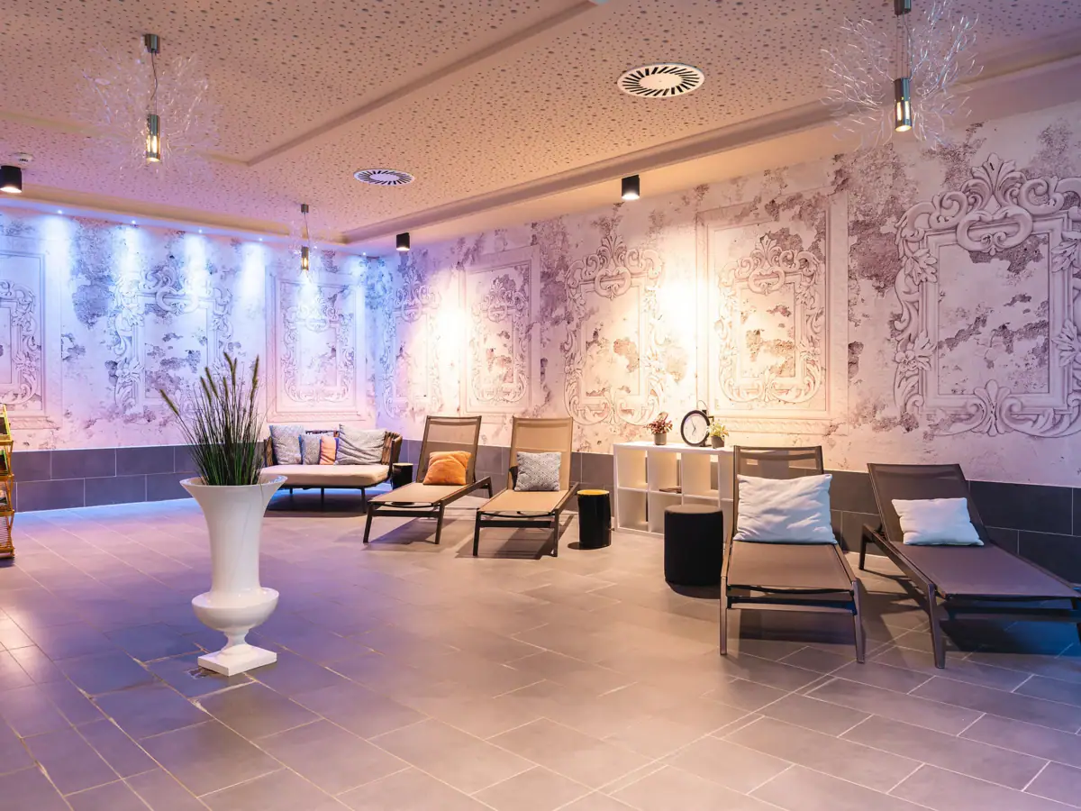 Ligstoelen in de ontspanningsruimte bij aja Bad Saarow