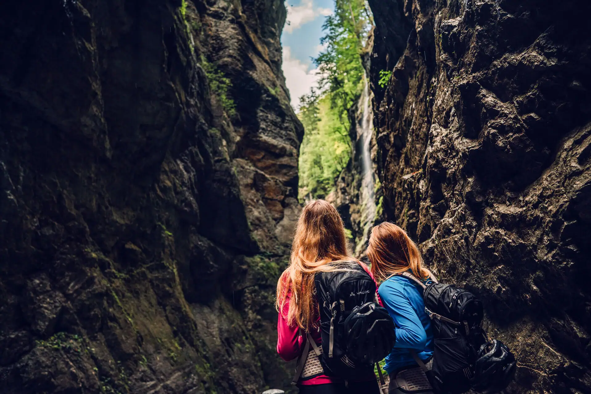 Partnach Klamm Twee vrouwen wandelen in de kloof Partnachklamm.