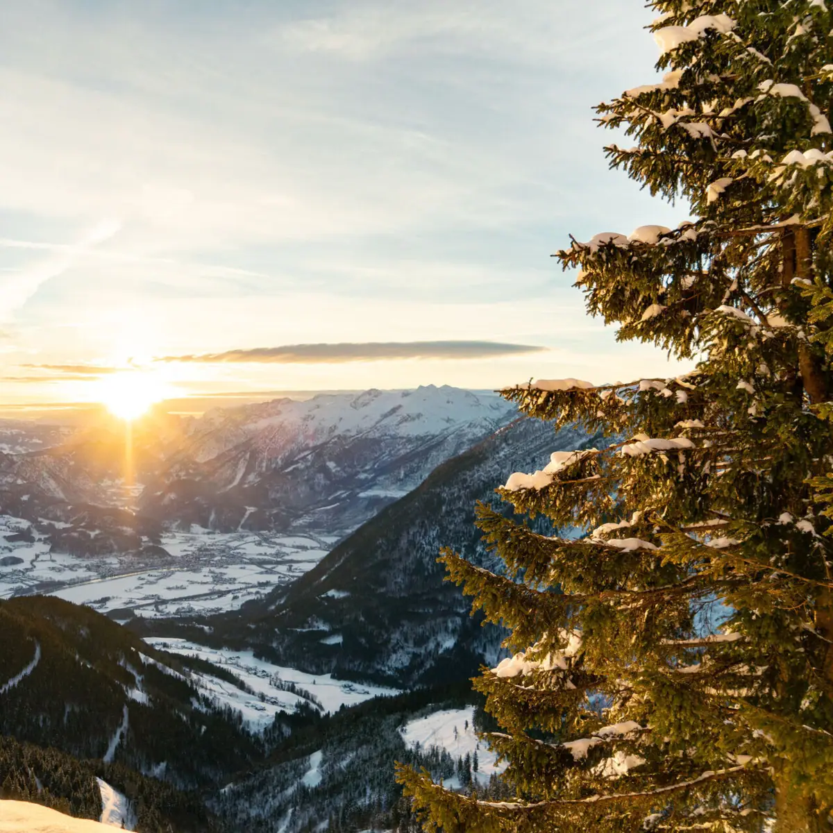 Winter in de bergen Zonsondergang boven een besneeuwde bergketen