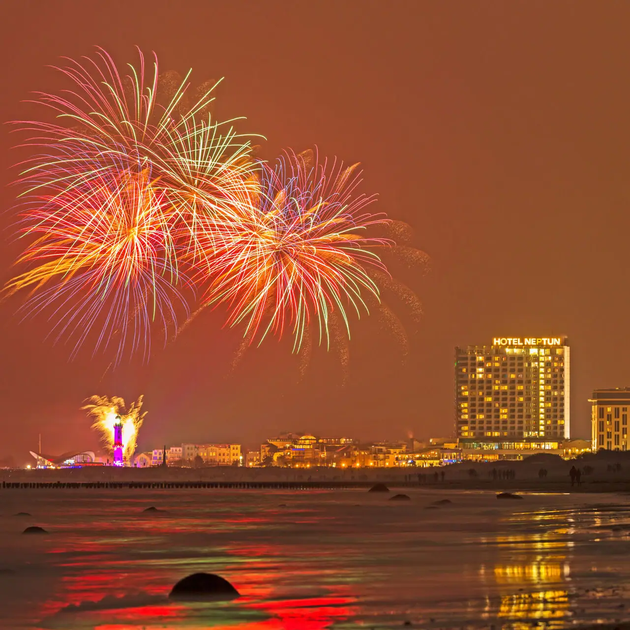 Vuurwerk Vuurwerk boven een strand bij nacht