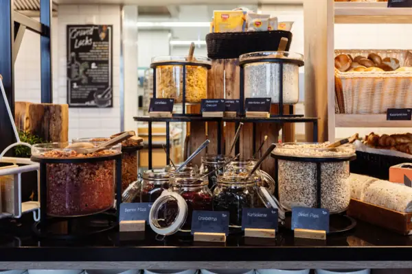 Muesli Verschillende soorten voedsel tentoongesteld in een winkel.