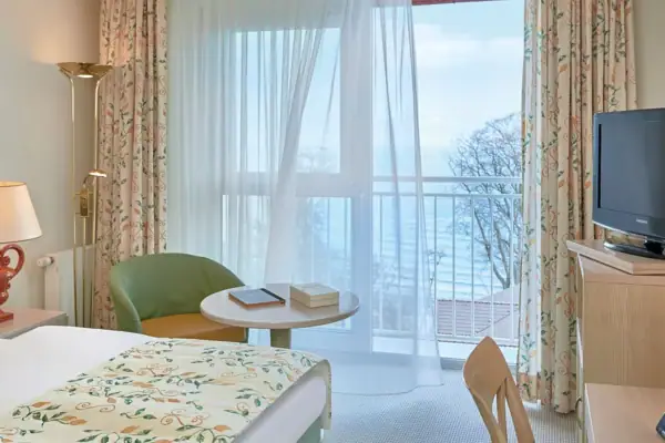 Ein Hotelzimmer mit einem Bett und einem Fernseher.