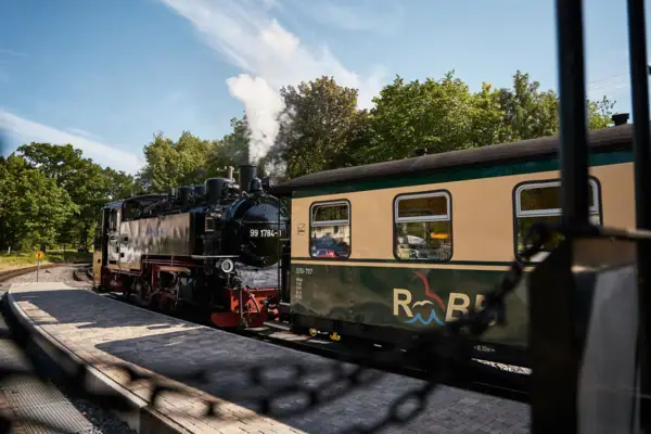 Een trein op het spoor in de open lucht.