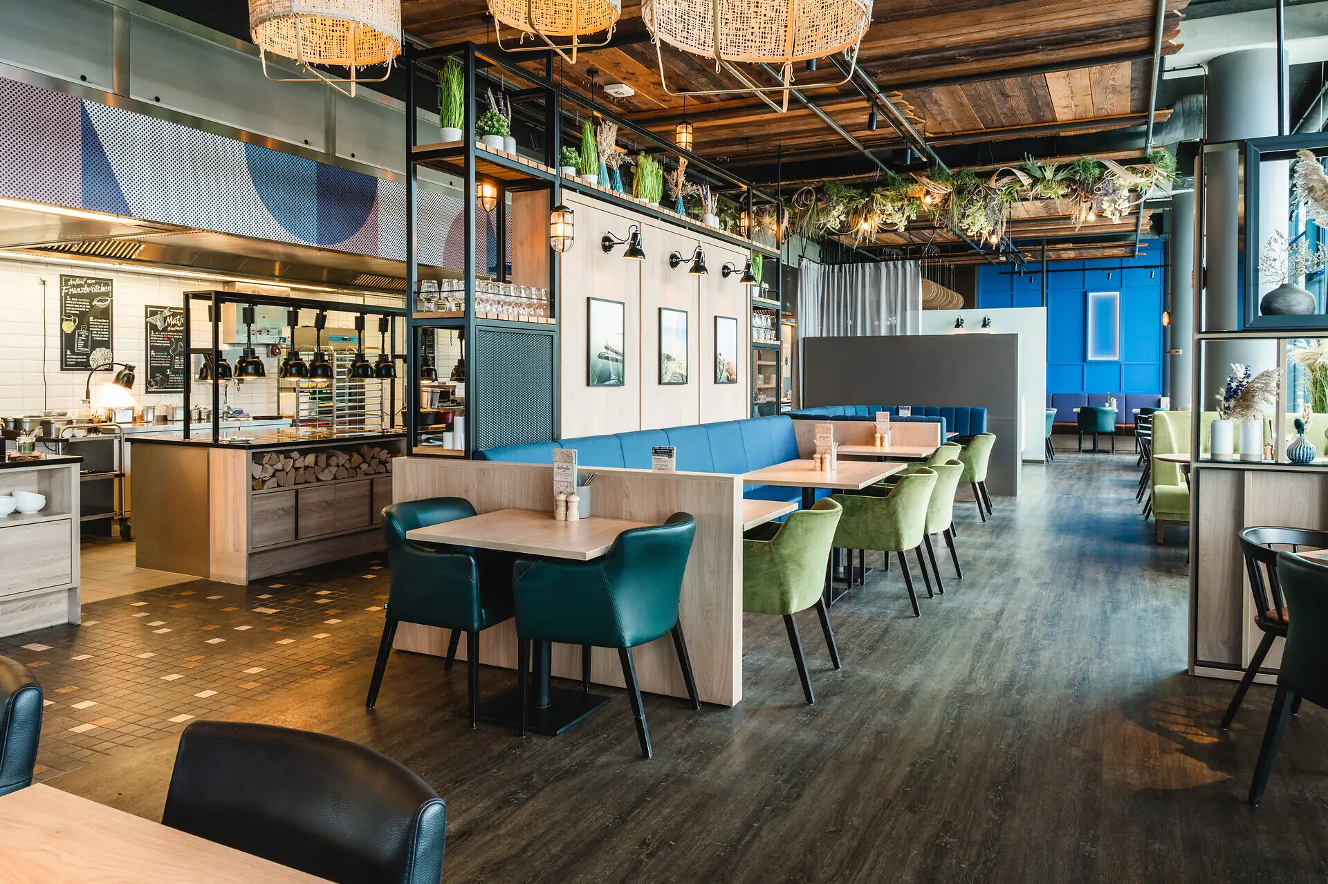 Een restaurant met tafels en stoelen.