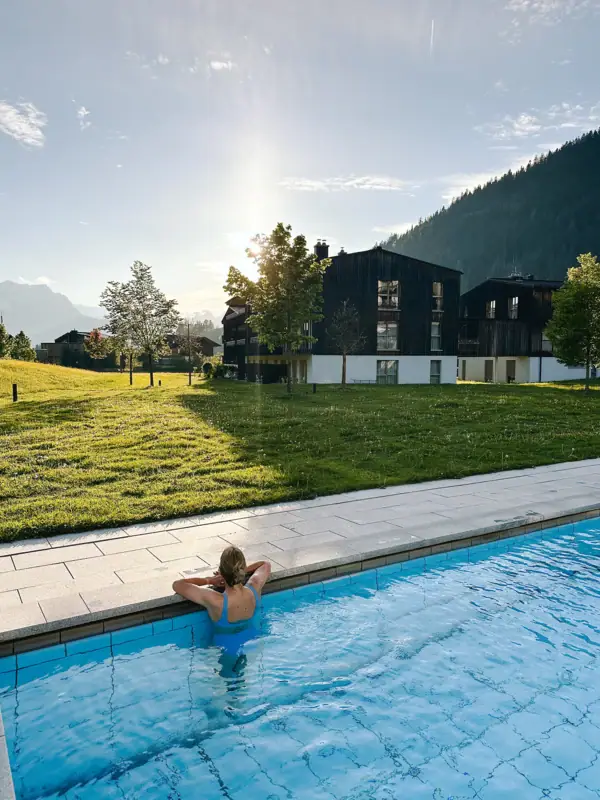 Een vrouw zwemt in een zwembad.