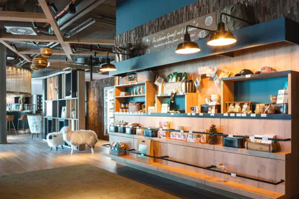 Winkel op Een decoratief schaap in een winkel.