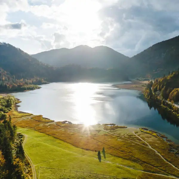 Een meer omringd door bergen.