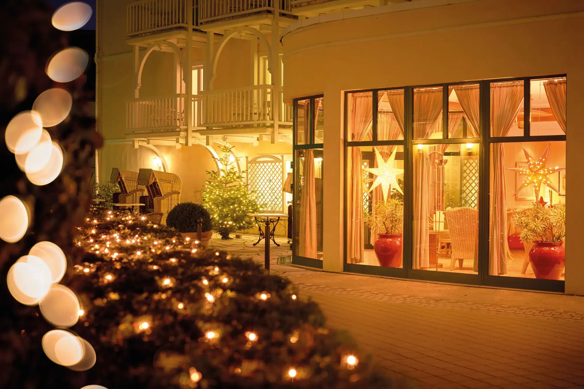 Ein Gebäude mit Außenbeleuchtung.