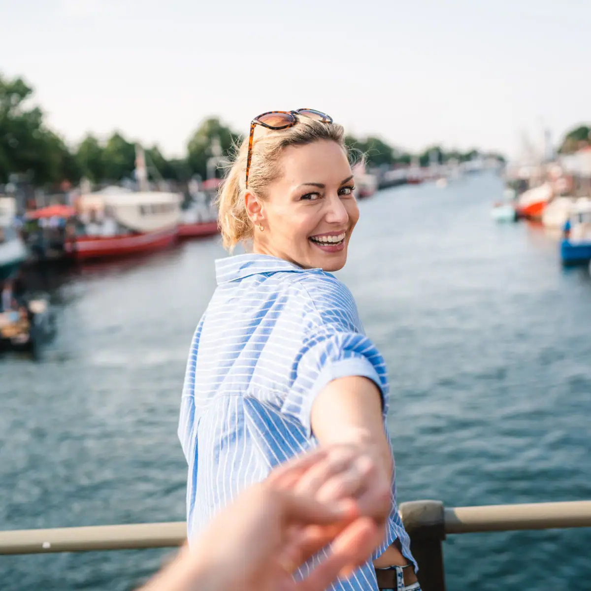 Een vrouw houdt de hand van een man vast.