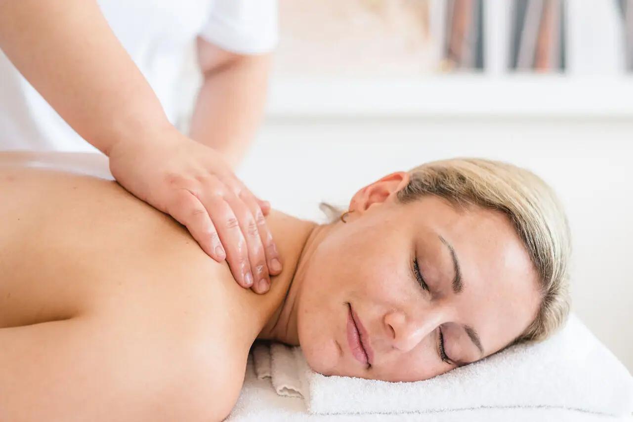 aja SPA Kaarten Een vrouw ligt op een witte handdoek met haar ogen dicht.