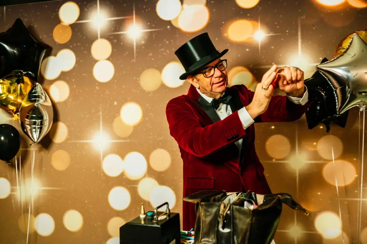 Een man in een rood pak met hoge hoed.