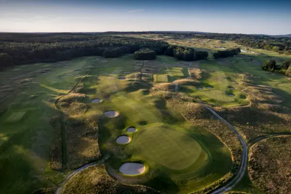 Vogelperspectief op de golfbaan met verschillende zandbunkers