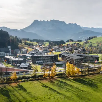 Werfenweng bergresort Een stad in een vallei met bergen op de achtergrond.