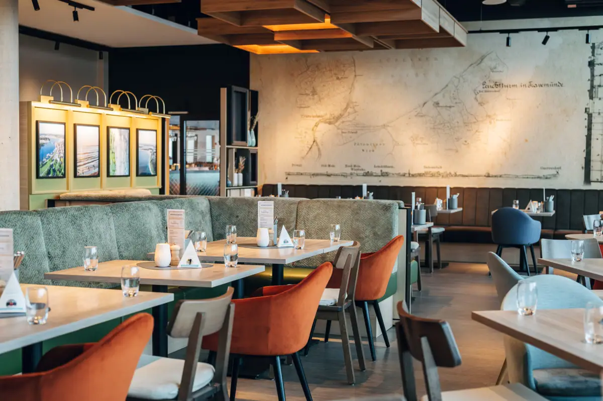 Een restaurant met tafels en stoelen.