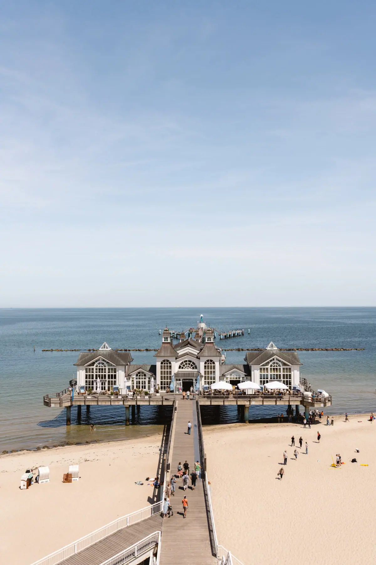De pier van Sellin aan het Oostzeestrand van Rügen.