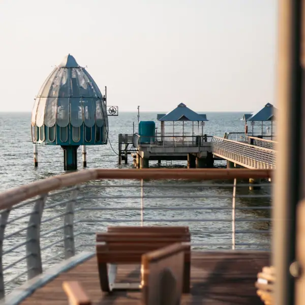 Uitzicht vanaf een dek op een pier aan de overkant van het water.