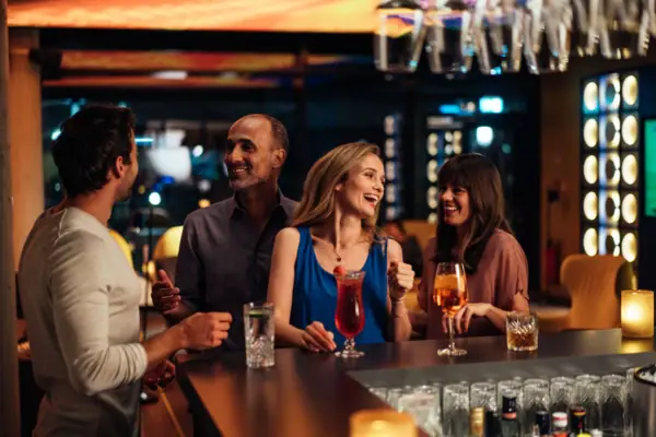 Bar Een groep mensen aan een bar.