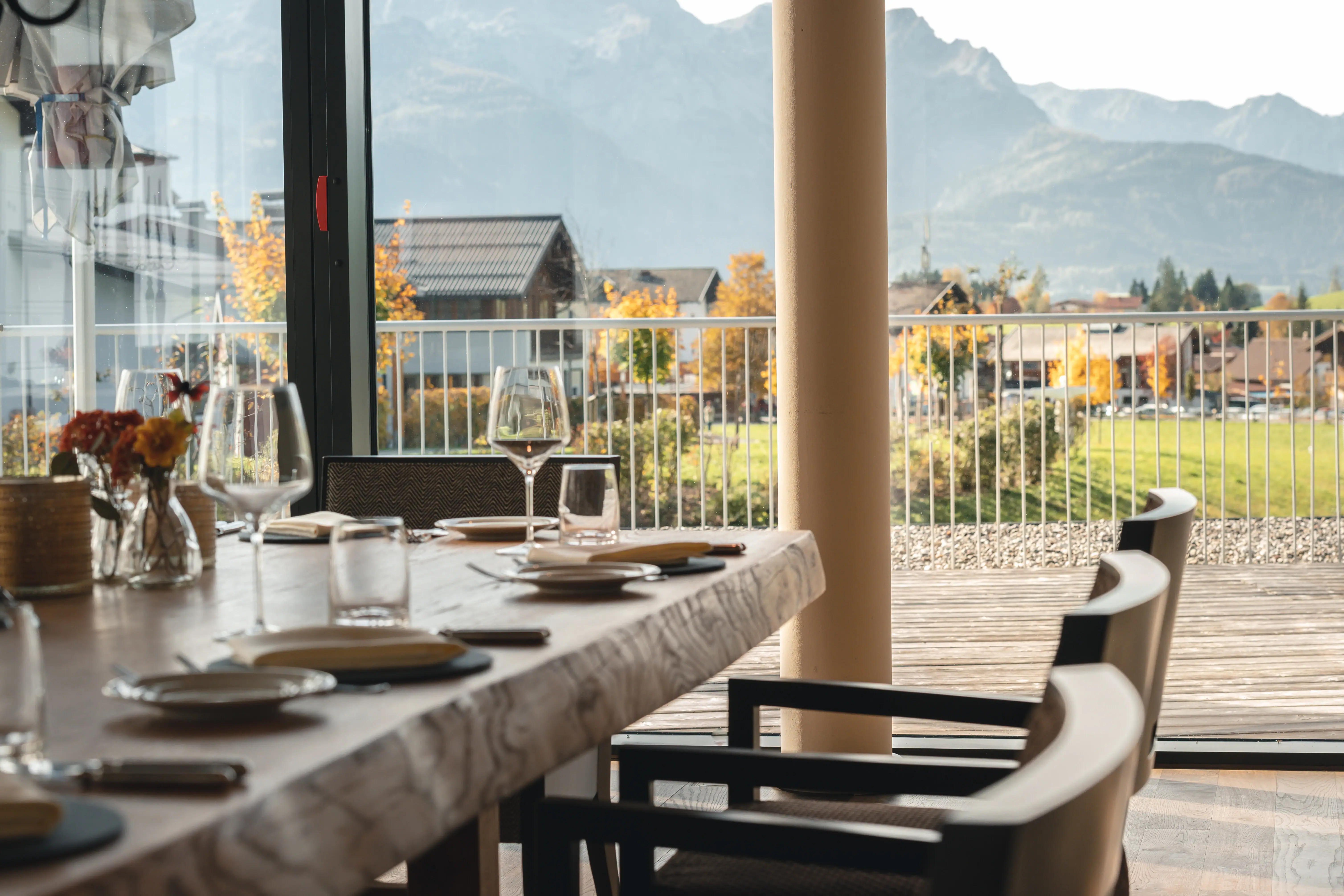 Fijne punt Een tafel met borden en glazen erop, in een buitenruimte.