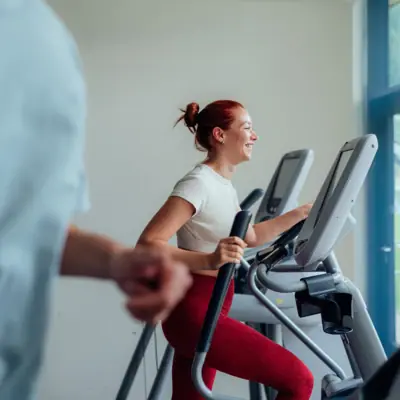 Fitness Een vrouw op een loopband