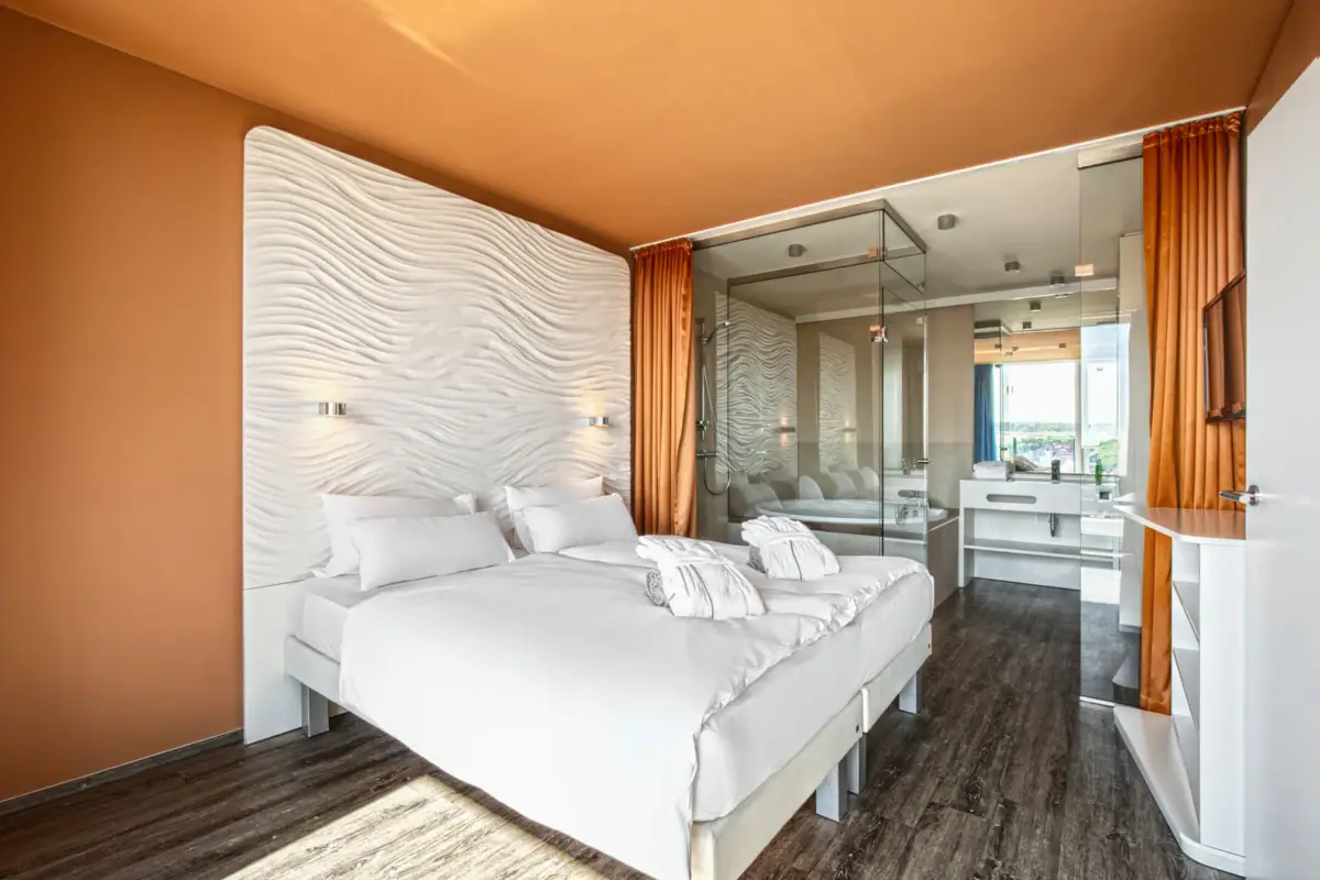 Kamer met bed en wastafel.