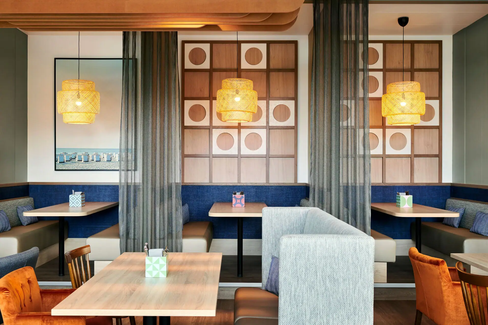 Bar in de aja Warnemünde Een kamer met tafels en stoelen en individuele bedden, aparte ruimtes.