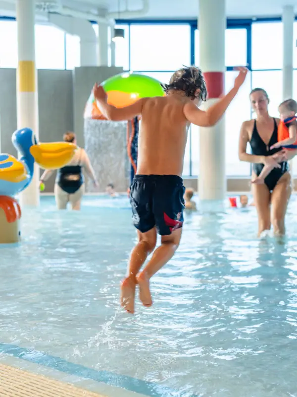 Een gezin in een kinderzwembad in het aja Warnemünde.