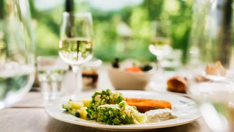 Een bord eten en een glas wijn.