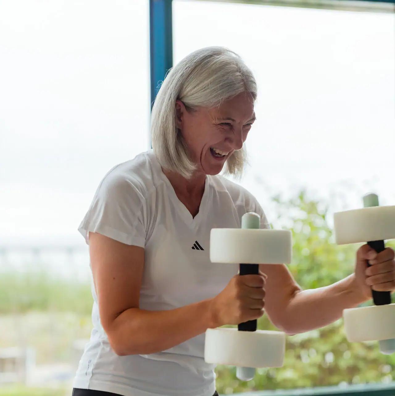 Een vrouw doet aan krachttraining in de sportschool.