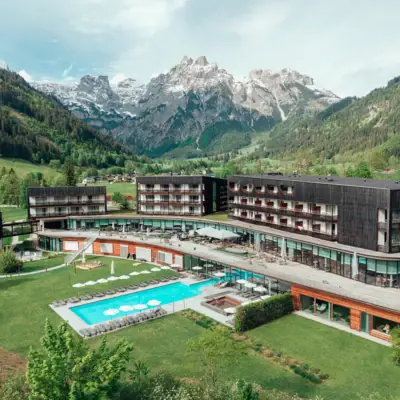 aja Bergresort Werfenweng Hotel met zwembad en de bergen op de achtergrond
