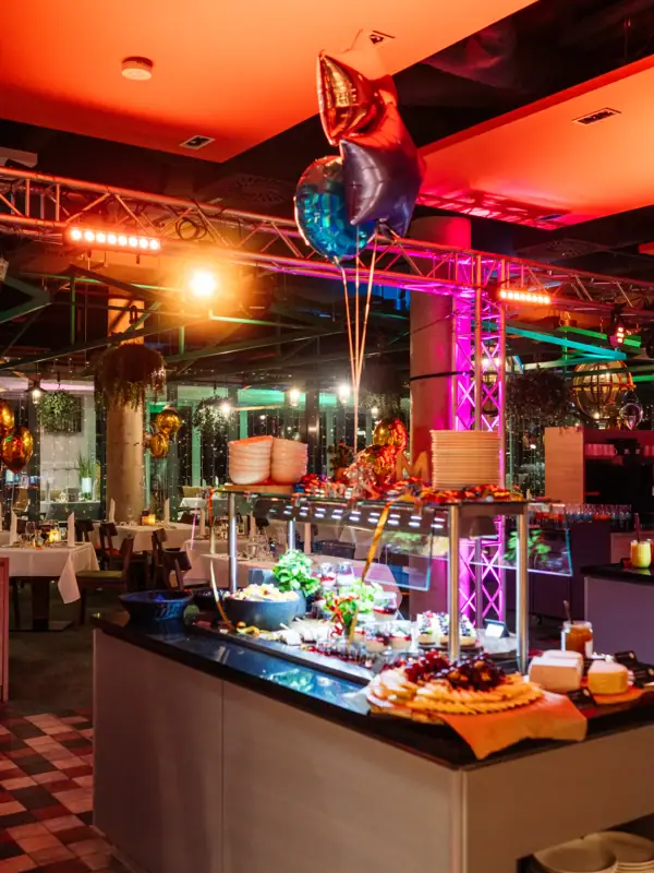 Het nieuwjaarsbuffet in het restaurant. Je ziet een kaas- en saladebuffet.