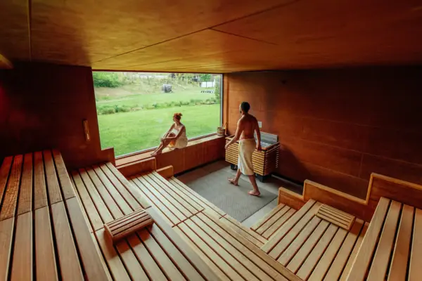 Sauna Een man en een vrouw in een sauna.