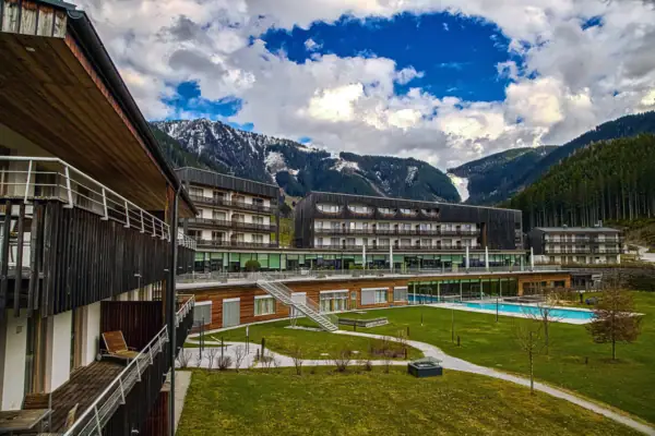 Een gebouw met een zwembad ervoor.