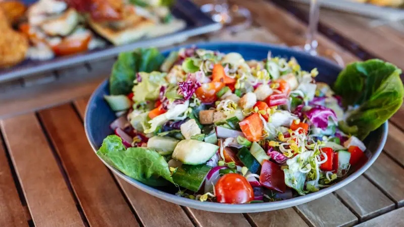 Saladeschaal Een bord salade op een tafel.