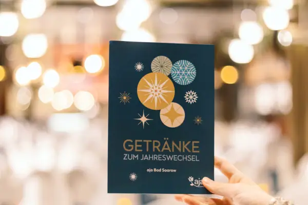 Hand houdt een blauwe kaart vast