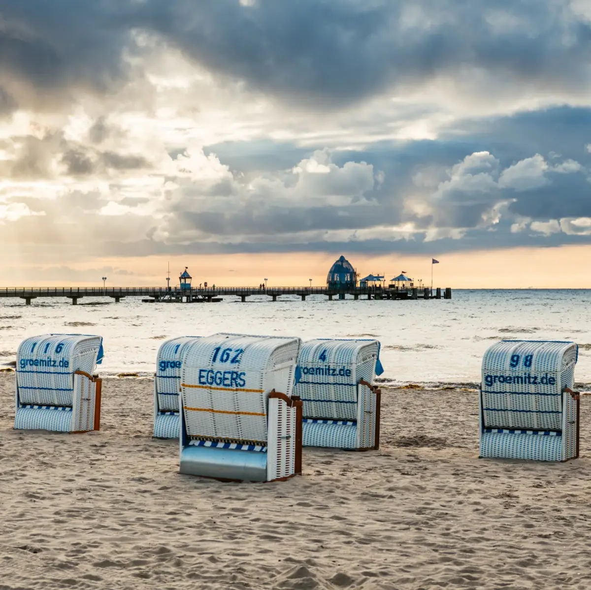 Grömtiz strand Een groep strandstoelen op het strand.