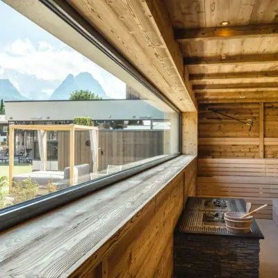 Sauna Raam met houten wand en houten sauna.