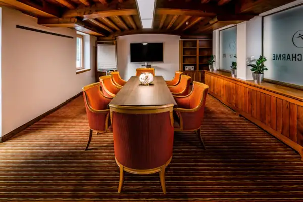 Bibliotheek Een kamer met een tafel en stoelen.