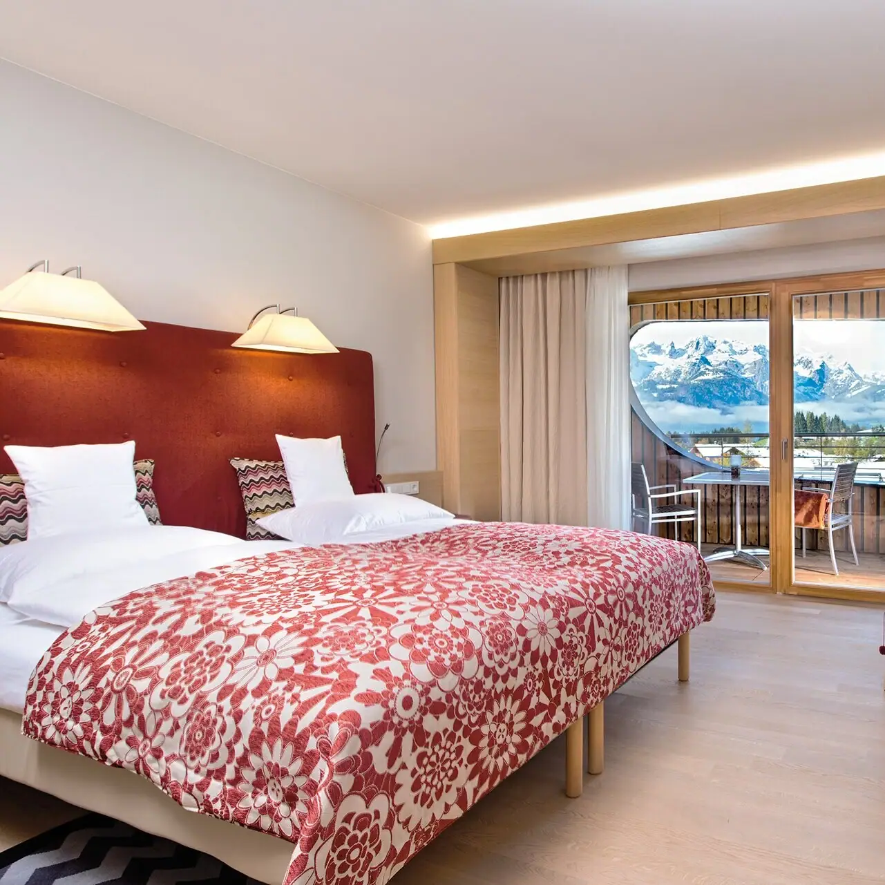 Kamer met bed Een kamer met een bed, een tafel en stoelen.