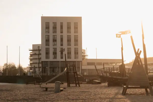 Gebouw met boot en buitenspeelplaats.