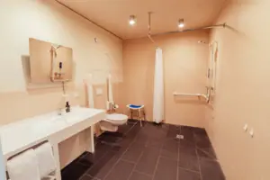 Badkamer met toilet en wastafel