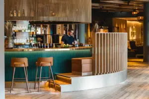 Een man werkt in een bar.